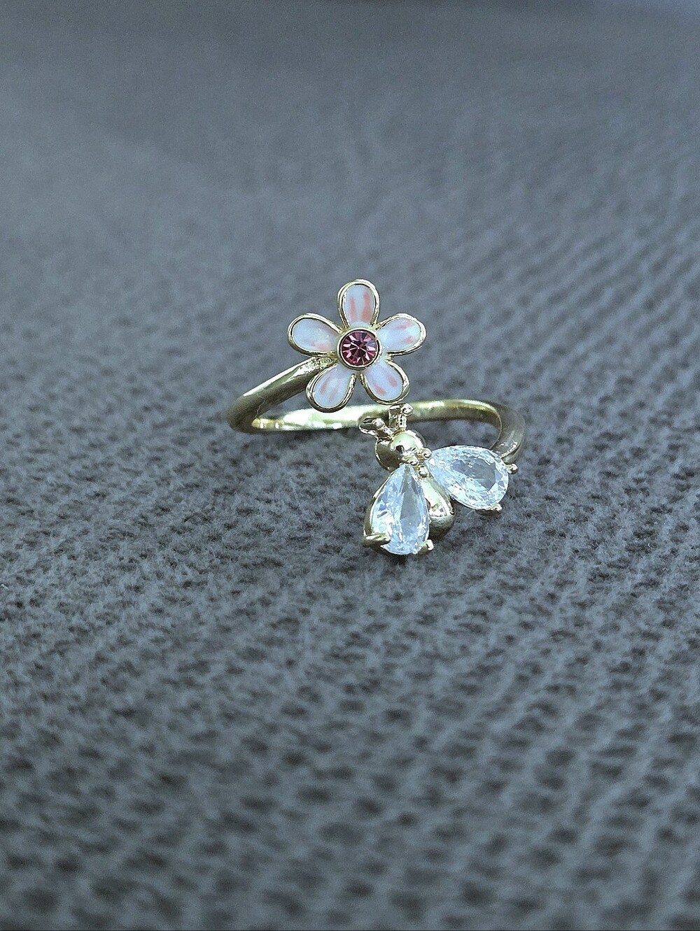 La Meno Flower🌸 and Bee🐝 Bypass Ring💍 - NIB